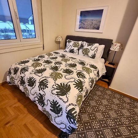 Cozy Apartment With Wrap Around Balcony Атина Екстериор снимка