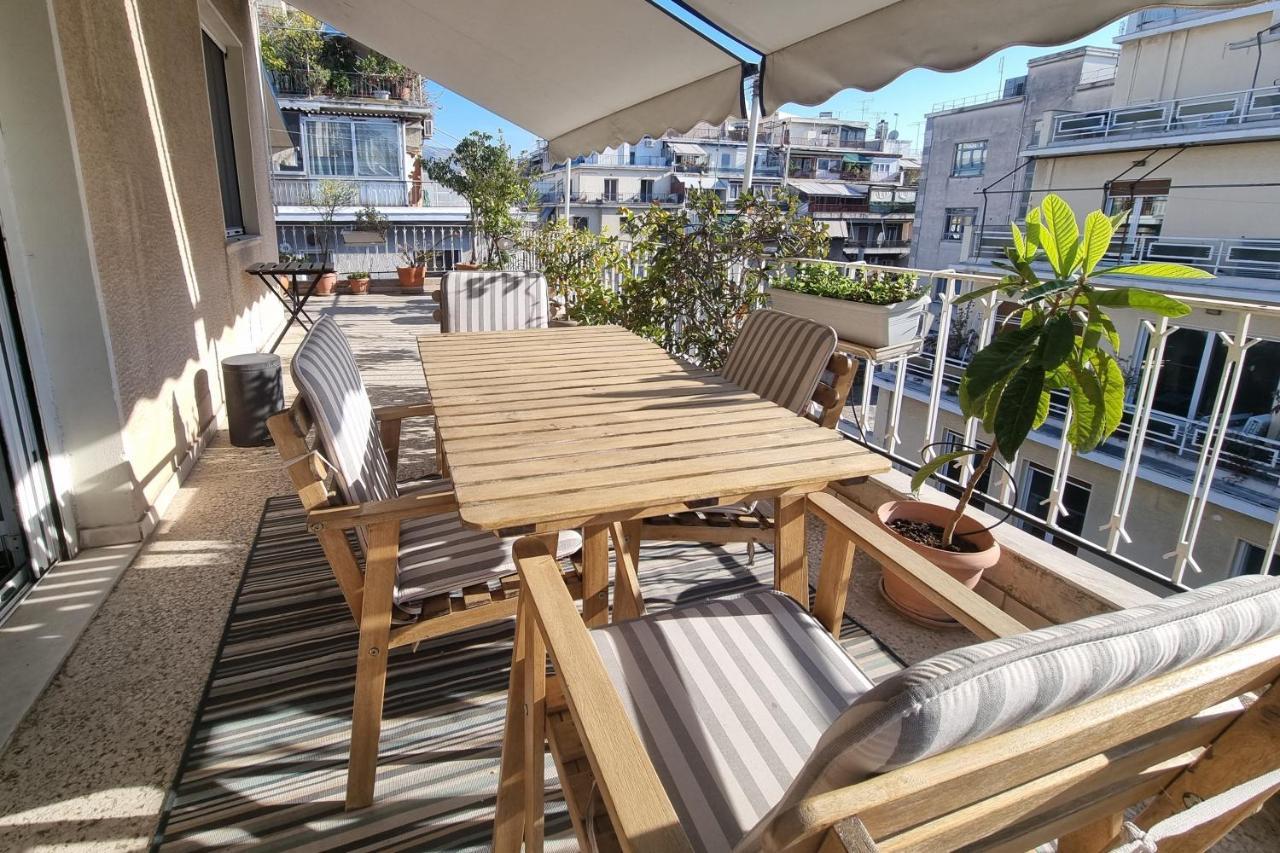 Cozy Apartment With Wrap Around Balcony Атина Екстериор снимка