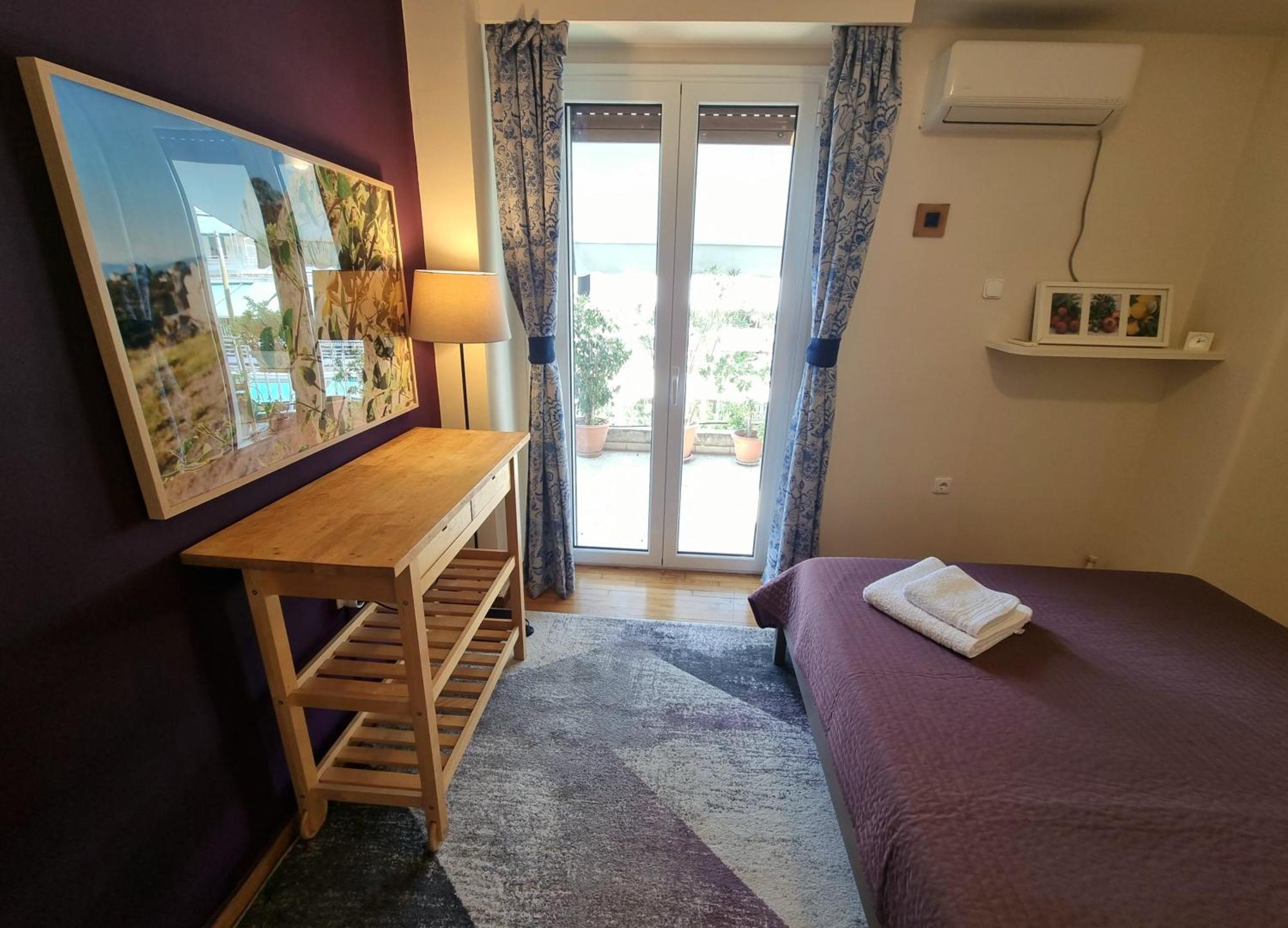 Cozy Apartment With Wrap Around Balcony Атина Екстериор снимка