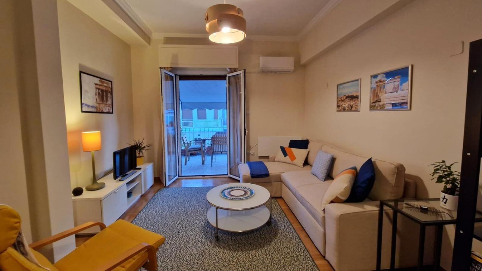 Cozy Apartment With Wrap Around Balcony Атина Екстериор снимка